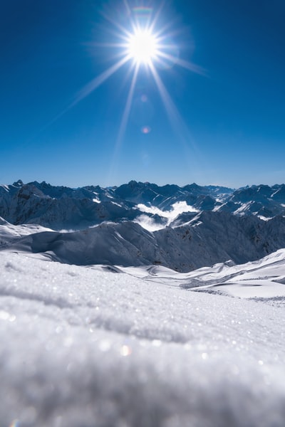 蓝天雪山